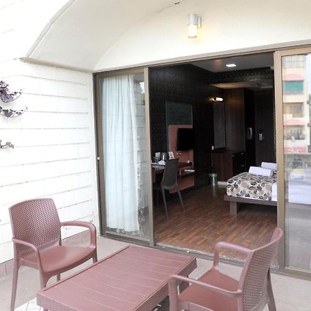 Hotel Pearls Аурангабад Екстериор снимка