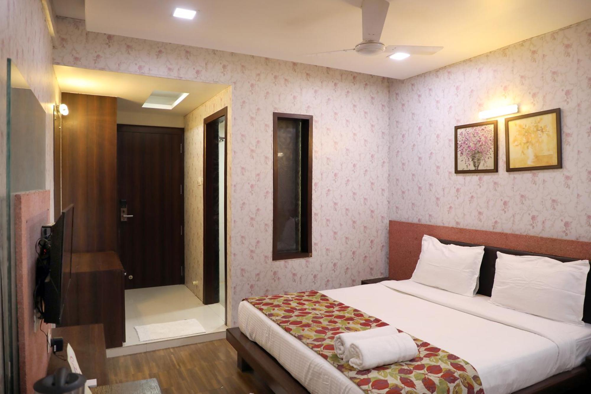 Hotel Pearls Аурангабад Екстериор снимка