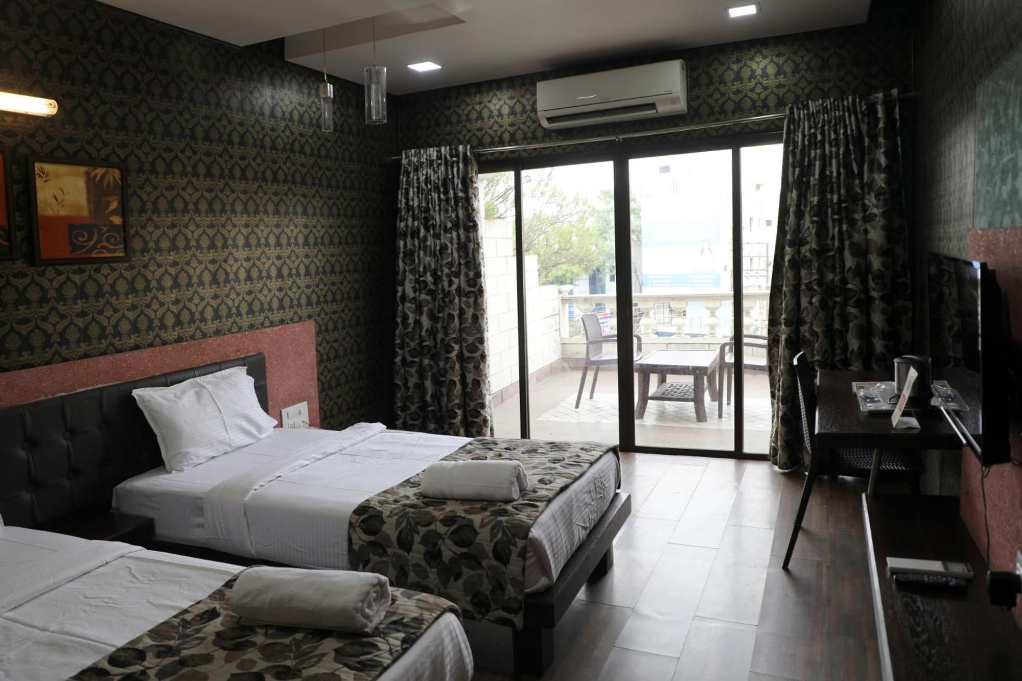 Hotel Pearls Аурангабад Екстериор снимка