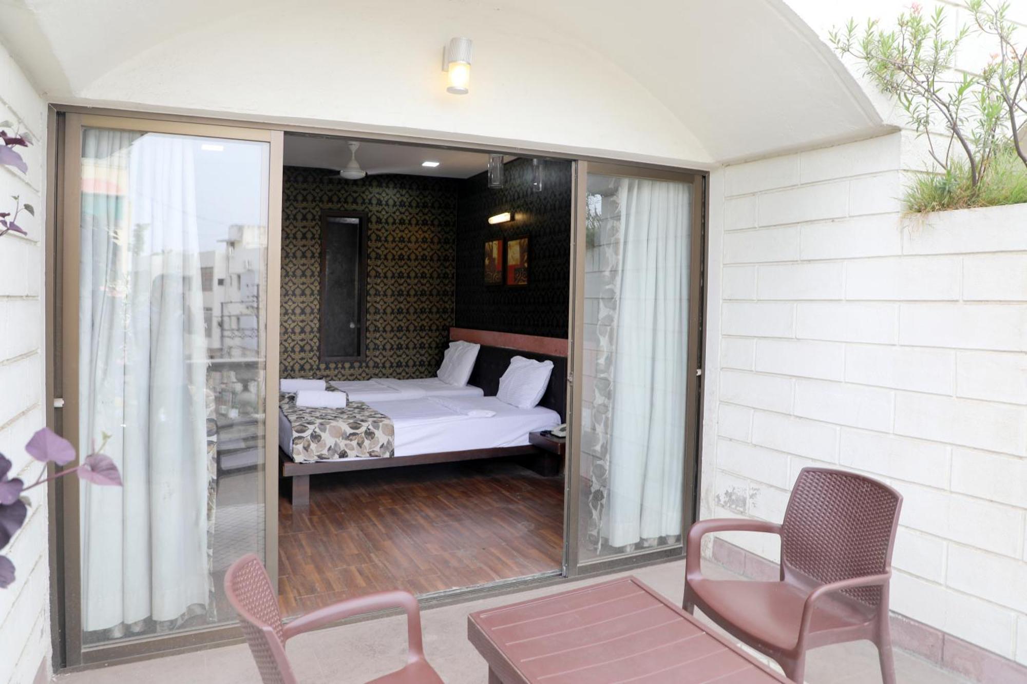 Hotel Pearls Аурангабад Екстериор снимка